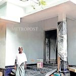 എറണാകുളത്ത് റെയില്വേ ട്രാക്കിലേക്ക് മരം വീണ് റെയില് ഗതാഗതം തടസ്സപ്പെട്ടു